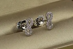 Сережки гвоздики Xuping Jewelry нескінченність із камінчиками 4 мм сріблясті