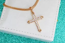 Хрестик Xuping Jewelry з камінням і сердечками з боків 3 см золотистий - мініатюра 2