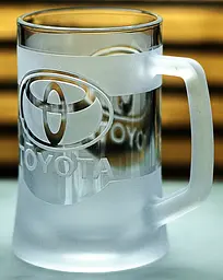 Пивний кухоль Toyota Тойота 660 мл з гравіюванням Подарунок автолюбителю  Келих з логотипом авто та легендарний слоган - мініатюра 8