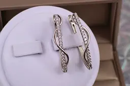Сережки Xuping Jewelry тонка доріжка фіанітів обвита змійкою 3.3 см сріблясті - мініатюра 2