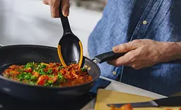 Ложка Fiskars Form з силіконовим краєм чорна 29 см (1027299) - мініатюра 7