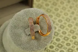 Сережки кільця Хuping Jewelry фігурні колечки з каменями 2,5 см золотисті - мініатюра 2
