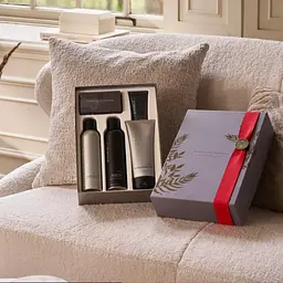 Подарунковий набір Rituals The Ritual of Homme Large Gift Set: гелі для душу 600 мл (3x200 мл) + вугільний скраб для обличчя 70 мл + ароматизатор для авто 6 г - мініатюра 3