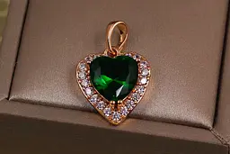 Кулон Xuping Jewelry зелене сердечко в обідку із фіанітів 1.7 см золотистий