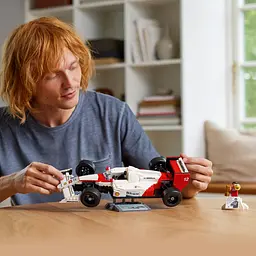 Конструктор LEGO Icons McLaren MP4/4 і Айртон Сенна 693 деталей (10330) - мініатюра 8