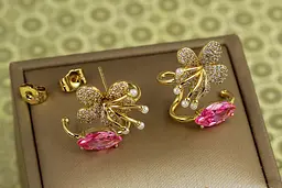 Сережки кафи Xuping Jewelry квітка з рожевим маркізом 2 см золотисті