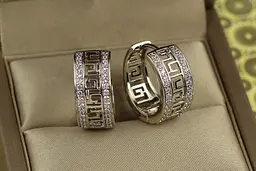 Сережки Xuping Jewelry з грецьким візерунком по краях доріжки з камінців 1.8 см сріблясті - мініатюра 2