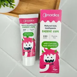 Дитяча зубна паста Nordics Kids Bubble Gum, 50 мл, 26 років, з гідроксиапатитом та кальцієм, без фтору, зі смаком жувальної (3800500324456) - мініатюра 4