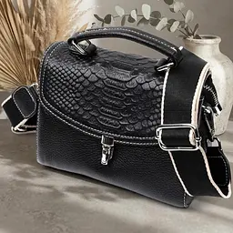 Шкіряна сумка для жінок з цікавою клямкою Vintage 22416 чорна