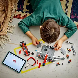 Конструктор LEGO City Піт-стоп і піт-екіпаж F1 з болідом Ferrari 322 деталі (60443) - мініатюра 4