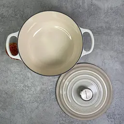 Каструля з кришкою Le Creuset Signature Cast Iron Round Casserole 21177207164430 20 см 2.4 л безе - мініатюра 4