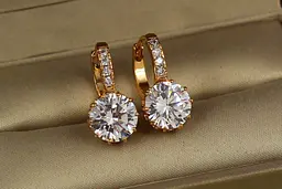 Сережки Xuping Jewelry з великим білим каменем і круглою застібкою 2 см золотисті - мініатюра 2