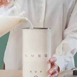 Пінозбивач молока Smeg MFF02WHEU White [169572] - мініатюра 9