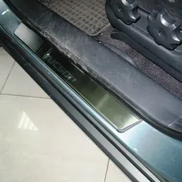 Накладки на пороги для Hyundai Tucson (JM) 2004-2012 Нержавіюча сталь із загином та Логотипом 4 шт (Premium P-HY15) - мініатюра 3