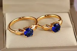Кільце Xuping Jewelry з синім каменем і ромбами по боках р 18 золотисте - мініатюра 2
