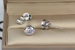 Сережки гвоздики Xuping Jewelry з каменем в обідку 7 мм сріблясті - мініатюра 2