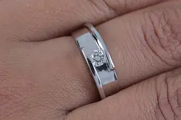 Каблучка з білого золота з діамантом 15 K-0051