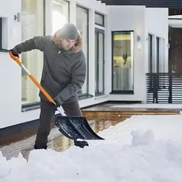 Скрепер для прибирання снігу Fiskars SnowXpert™ Snow Pusher (1062828) - мініатюра 6