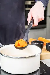 Ложка для сервіровки з прорізами KitchenAid Classic 34 см чорний (KCG004OHOBE) - мініатюра 5