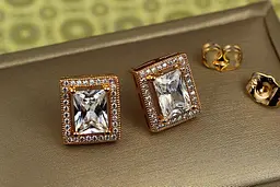 Сережки гвоздики Xuping Jewelry прямокутний обідок з білим фіанітом 1.3 см золотисті - мініатюра 2