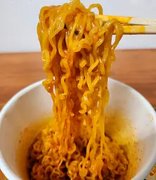 Локшина швидкого приготування Samyang Buldak Stir-fried Noodles Phu Patpong Curry 105г - мініатюра 3
