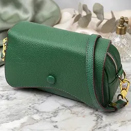 Шкіряна сумка жіноча в красивому кольорі і з фігурним клапаном Vintage 22430 зелена
