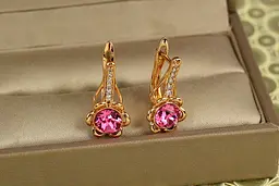 Сережки Xuping Jewelry Квітка з рожевим каменем Сваровські 1,9 см золотисті