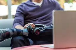 Гарнітура Poly комп'ютерна стерео On-ear Voyager Focus 2-M з підставкою для заряджання USB-A Bluetooth Microsoft Teams чорний (77Y87AA) - мініатюра 2