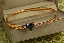 Браслет бенгл Xuping Jewelry з чорним сердечком 60 мм 10 мм на руку від 17 см до 19 см золотистий - мініатюра 2