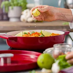 Сотейник KitchenAid чавунний з кришкою 26 см 2.77 л червоний (CC009009-001) - мініатюра 6