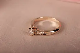 Каблучка з жовтого золота з фіанітами K-0160