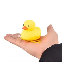Іграшка в авто качечка Red Broken Duck, з окулярами, шоломом Пікачу, з підсвічуванням і пропелером - мініатюра 4