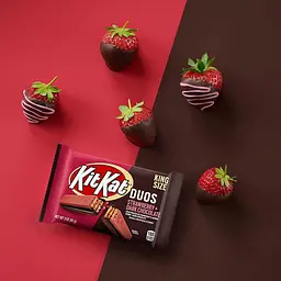 Батончик Kit Kat Duos Strawberry and Dark Chocolate 42 г (пом'ятий) - мініатюра 2