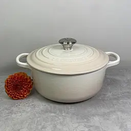 Каструля з кришкою Le Creuset Signature Cast Iron Round Casserole 21177247164430 24 см 4.2 л безе