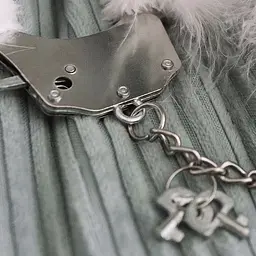 Наручники металеві Adrien Lastic Handcuffs White з білим пухнастим оздобленням - мініатюра 2