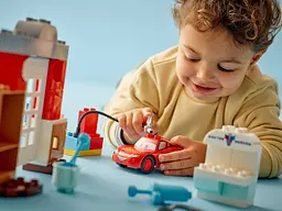 Конструктор LEGO DUPLO Disney Візит МакКвіна в гараж Дока 35 деталей (10456) - мініатюра 9