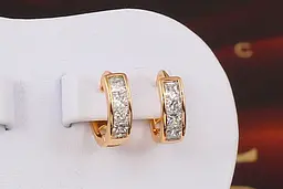 Сережки кільця Хuping Jewelry чотири квадратні камені бортики по краях 1.3 см золотисті