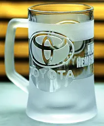 Пивний кухоль Toyota Тойота 660 мл з гравіюванням Подарунок автолюбителю  Келих з логотипом авто та легендарний слоган - мініатюра 3