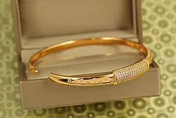 Браслет бенгл Xuping Jewelry Розсип зоряного блиску 60 мм на руку від 17 до 19 см золотистий - мініатюра 2