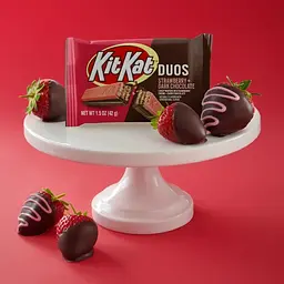 Батончик Kit Kat Duos Strawberry and Dark Chocolate Candy Bar 42 г - мініатюра 3