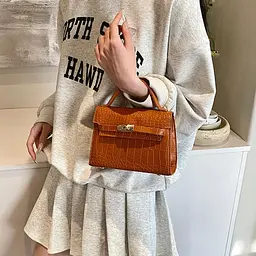 Стильна жіноча класична сумочка з еко-шкіри Lilly P2-8577C коричнева