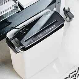 Шредер Adler AD 1040, знищувач документів P-2, 150 Вт, 5 аркушів A4, 6 мм, кошик 8 л, автостарт/стоп, реверс, чорний - мініатюра 2
