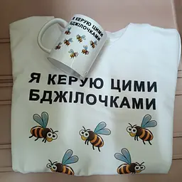 Подарунковий набір для дівчини футболка + чашка "Я керую цими бджілочками" - мініатюра 2