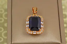 Кулон Xuping Jewelry прямокутник з синім каменем в обідку із крупних фіанітов 2 см золотистий
