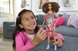 Лялька Barbie Модниця у яскравій сукні-футболці (HJT00) - мініатюра 5
