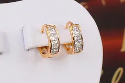 Серьги кольца Хuping Jewelry четыре квадратных камня бортики по краям 1.3 см золотистые - миниатюра 2