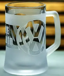 Пивний кухоль Volkswagen Фольксваген 660 мл з гравіюванням Подарунок автолюбителю  Келих з логотипом авто та легендарний слоган - мініатюра 7