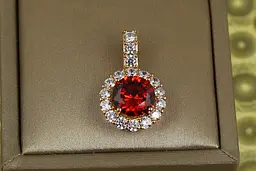 Кулон Xuping Jewelry круглий червоний камінь в обідку з фіанітів 2.3 см золотистий