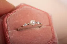 Каблучка з білого золота з жемчугом 20.5 K-0006
