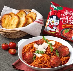 Локшина швидкого приготування Samyang Buldak Hot Chicken Tomato Pasta Flavour Ramen 140г - мініатюра 4